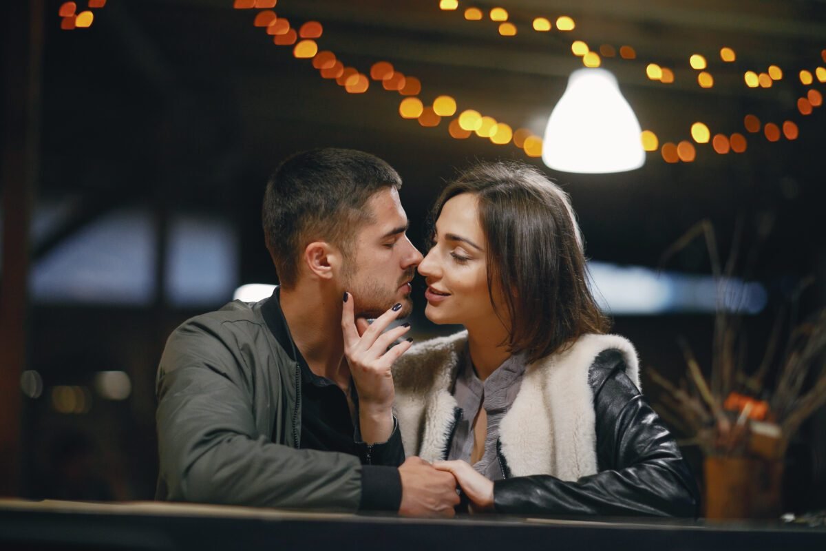 couple kissing in the restaurant cómo conquistar mujeres