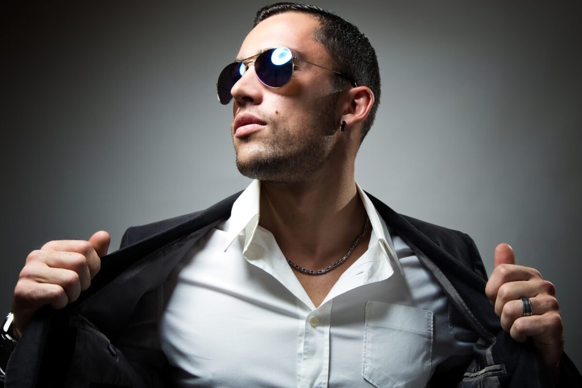 Elegant young handsome man. Studio fashion portrait desarrollar el carácter de un macho alfa
