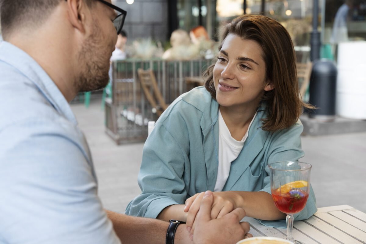 smiley-couple-restaurant-side-view Domina el arte de escuchar