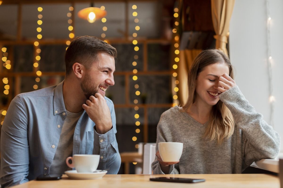 smiley-friends-enjoying-time-together comunicarte eficazmente
