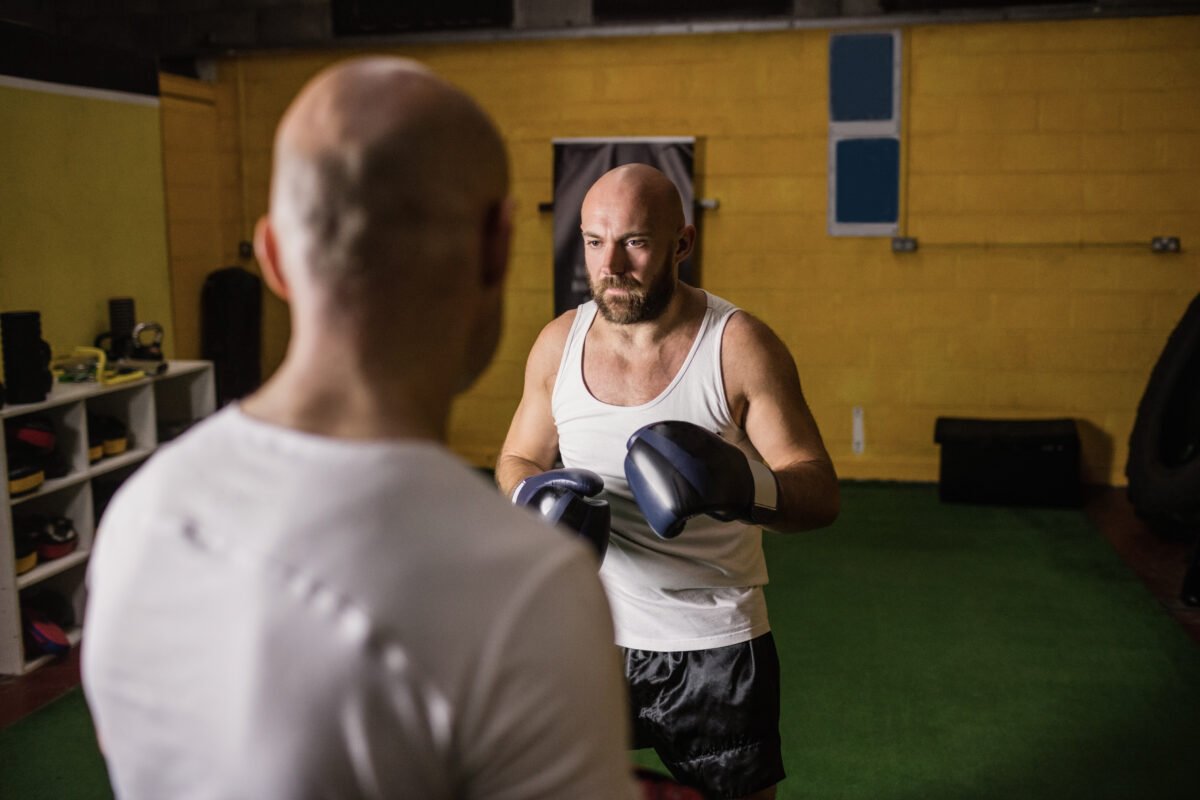 Two thai boxer practicing boxing in fitness studio practica de boxeo