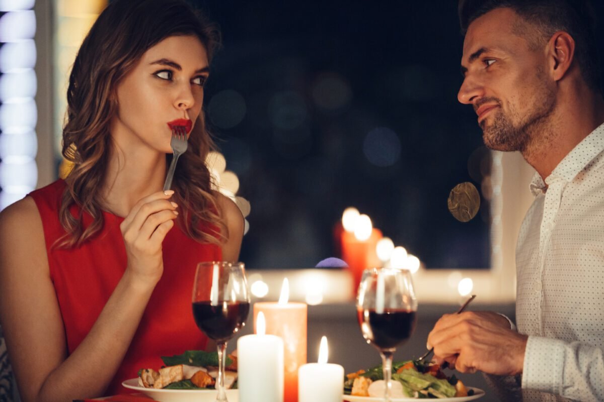 Young-woman-eating-and flirting with her man while have romantic dinner consejos de seducción
