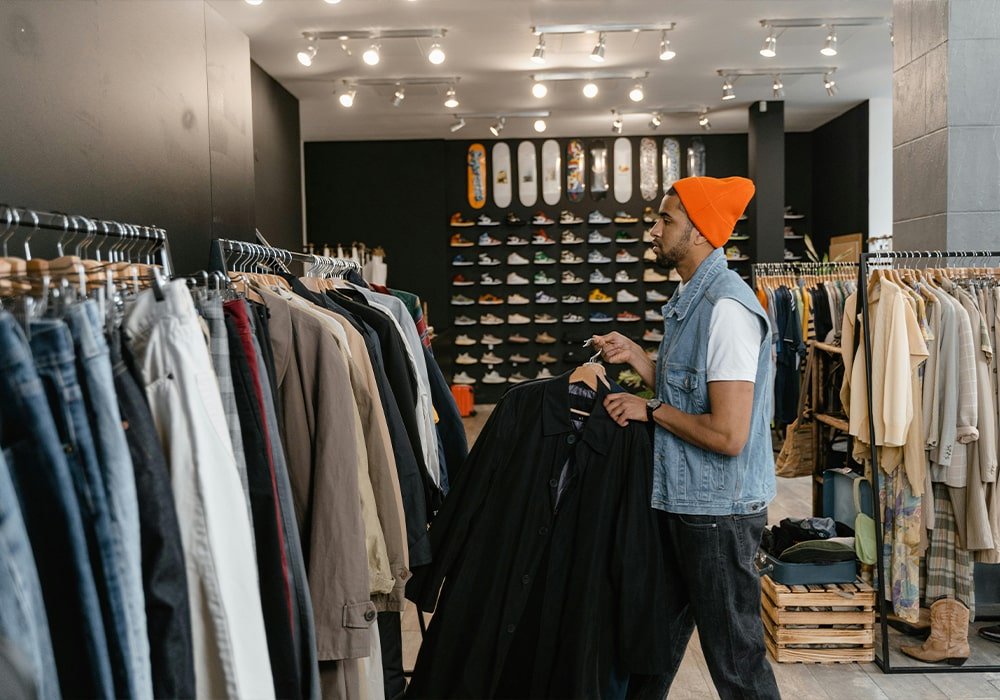 hombre-de-compras-min Trabaja en tu apariencia