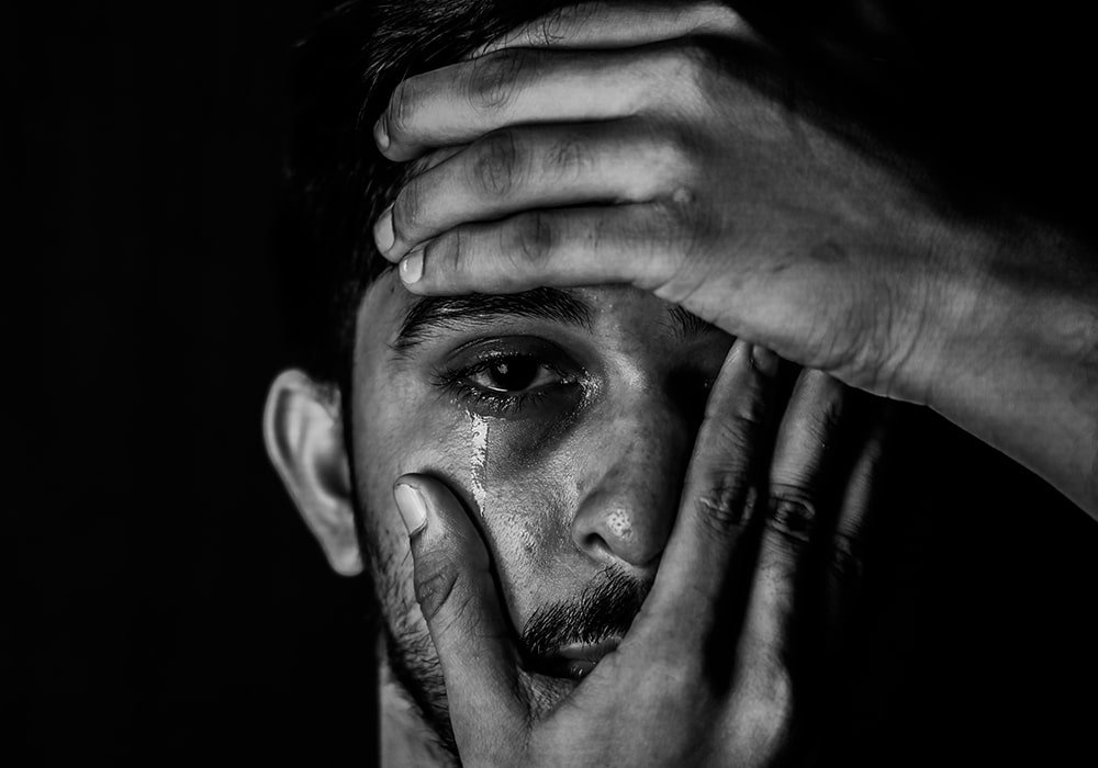 hombre-llorando Cómo Superarla y Convertirte en un Hombre Más Fuerte